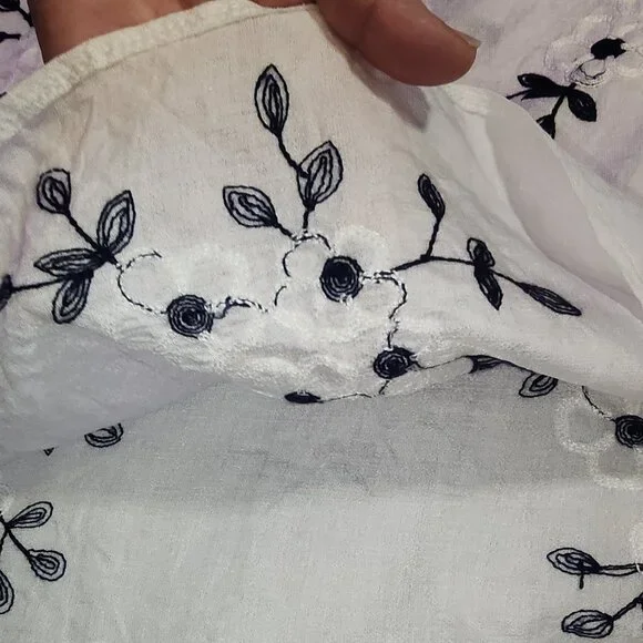 Gorgeous Women's XL Anthropologie Kindred Embroidered White Blue Cotton top - Picture 6 of 16